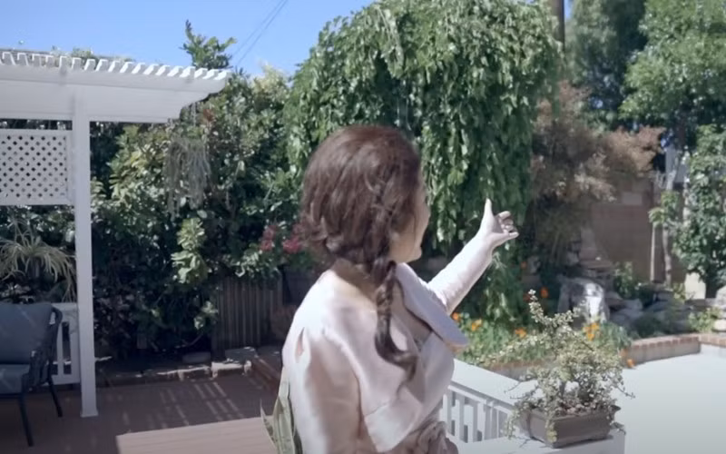 Khu vườn yên tĩnh, ngập ánh nắng và cây cỏ là không gian không thể thiếu trong mùa hè.