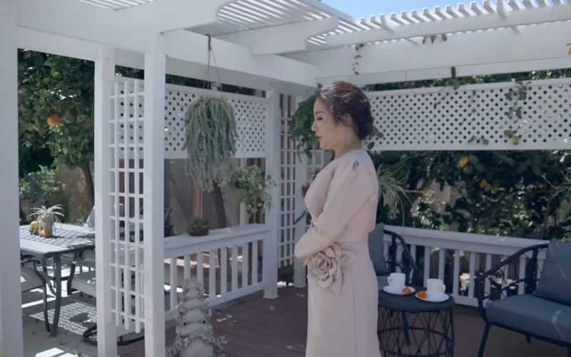 Trong khu vực sân vườn còn có rất nhiều không gian được chuẩn bị sẵn những bộ bàn ghế phục vụ việc thưởng trà, thư giãn...