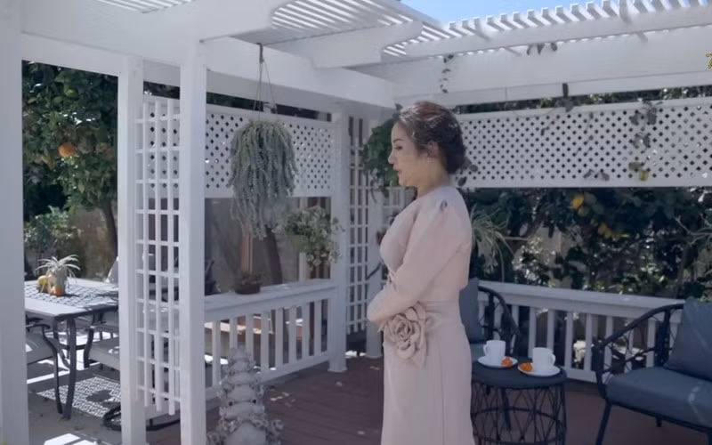 Trong khu vực sân vườn còn có rất nhiều không gian được chuẩn bị sẵn những bộ bàn ghế phục vụ việc thưởng trà, thư giãn...