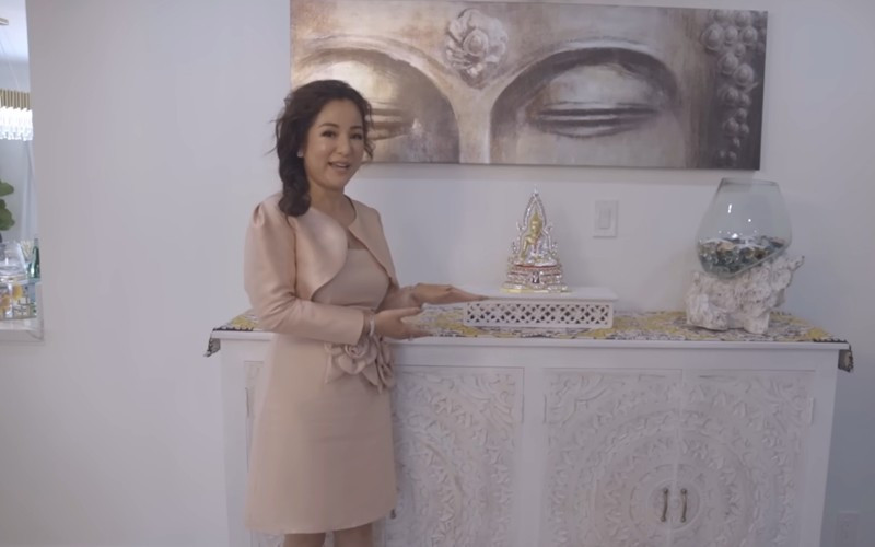 Ngôi nhà của Thúy Nga có nhiều món đồ kim cương làm điểm nhấn.