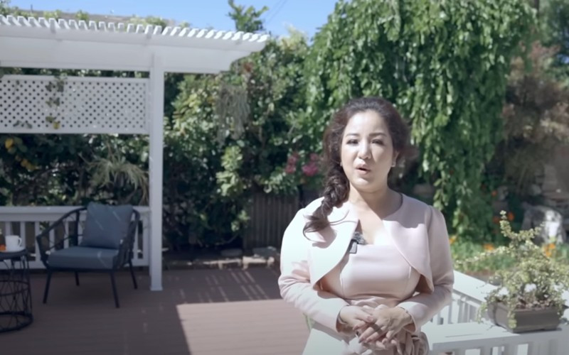 Thúy Nga rất vui vì không chăm sóc chăm chỉ nhưng cây cối vẫn tự mọc rất xinh tươi.