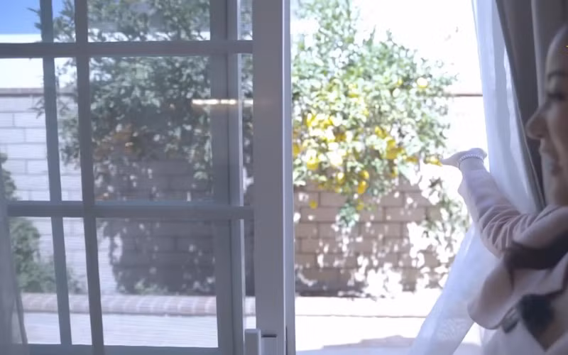 Từ phòng bếp nhìn ra là một cây chanh Mỹ, trái to khiến mọi người dễ nhầm tưởng là quả cam hay quả bưởi.