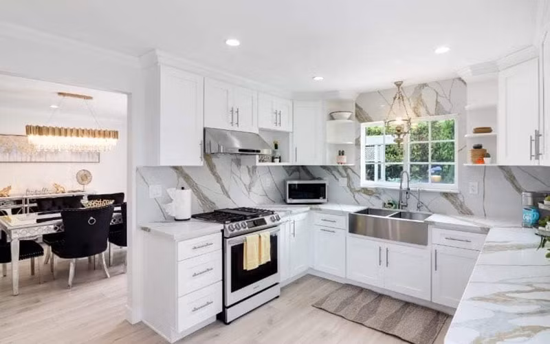 Phòng bếp trước đây rất nhỏ nhưng đã được nữ danh hài cơi nới thêm để đặt một chiếc tủ và quầy bar.