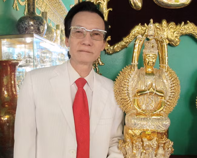 Ở tuổi 70, đại gia đất Cảng vẫn đam mê công nghệ kỹ thuật cao - vẽ vàng lên sứ. Những sản phẩm của ông được đối tác nước ngoài khen ngợi. Ảnh: Internet