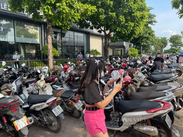 Đêm diễn của Blackpink tại Mỹ Đình cũng là cơ hội cho các bãi xe hốt bạc. Nếu như ngày thường trung bình giá mỗi xe máy gửi chỉ 3000-5000 đồng/lượt thì nay tăng lên gấp 10 lần. Ảnh: Dân Việt