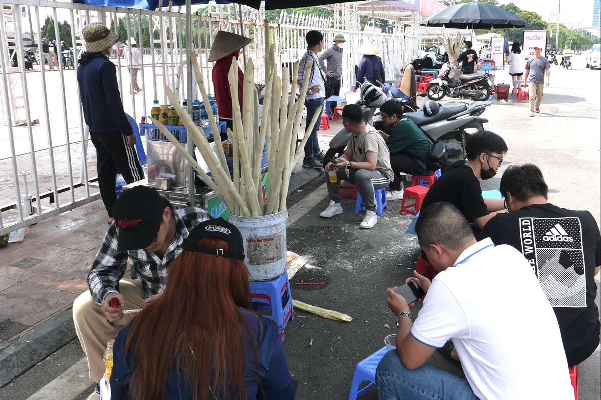 Trung bình một cốc nước mía có giá 15.000 đồng, nước lọc 10.000 đồng/cốc. Ảnh: Tiền phong