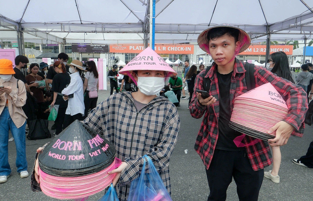 Nón có thiết kế liên quan đến Blackpink có giá khoảng 200.000 đồng. Ảnh: Dân trí