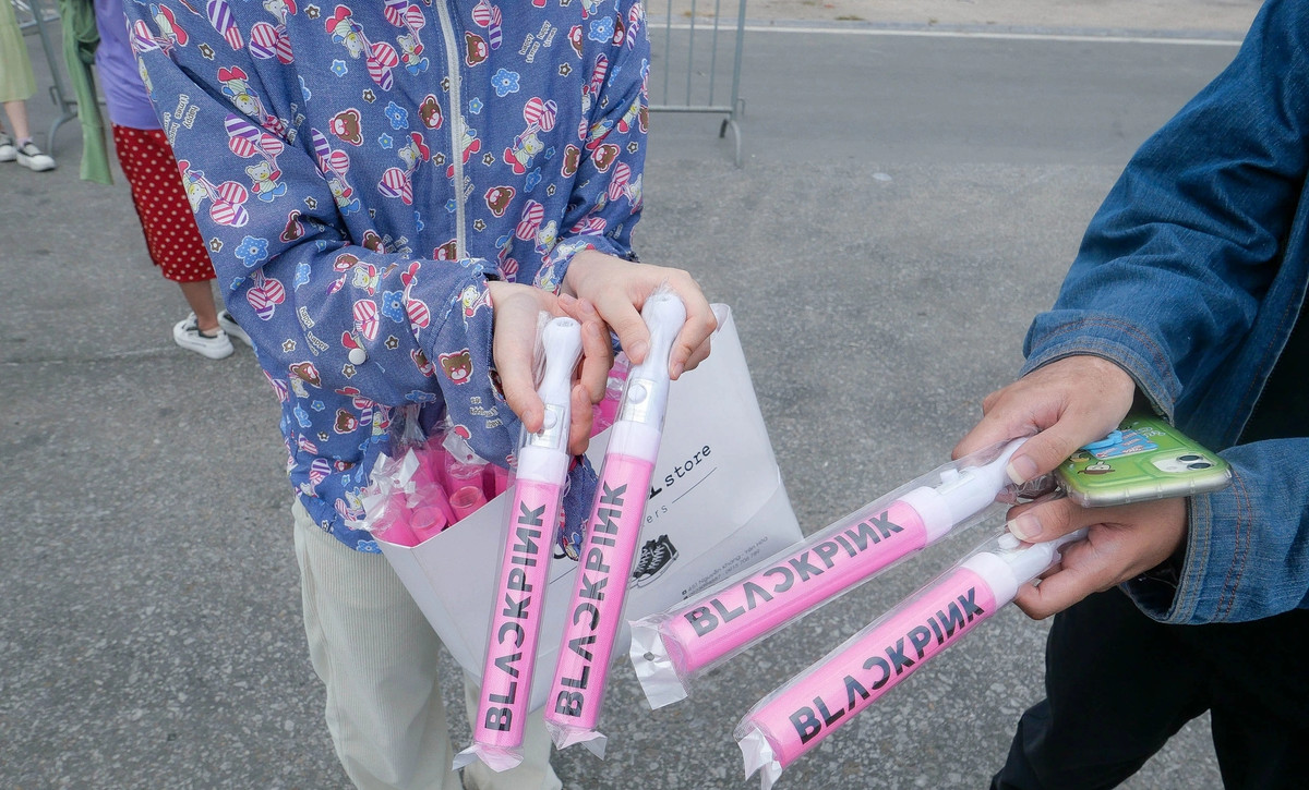 Gậy cổ vũ có giá khoảng 150.000 đồng cũng được bày bán rộng rãi. Ảnh: Dân trí