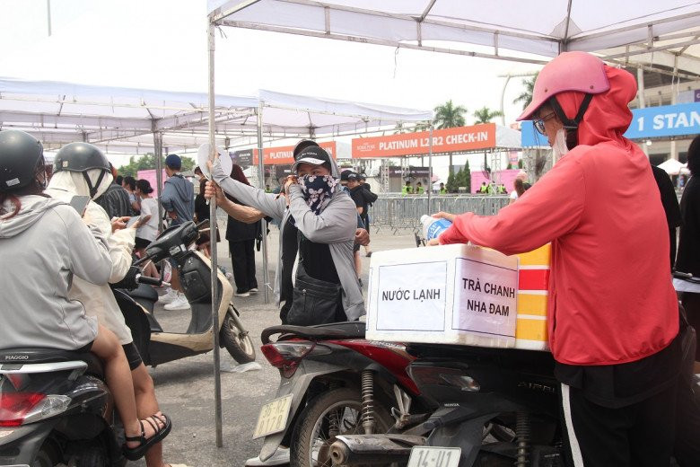 Bên cạnh những lối đi vào sân vận động Mỹ Đình là rất nhiều hàng nước mía, nước ngọt, hàng bán đồ phụ kiện, quần áo. Ảnh: Facebook