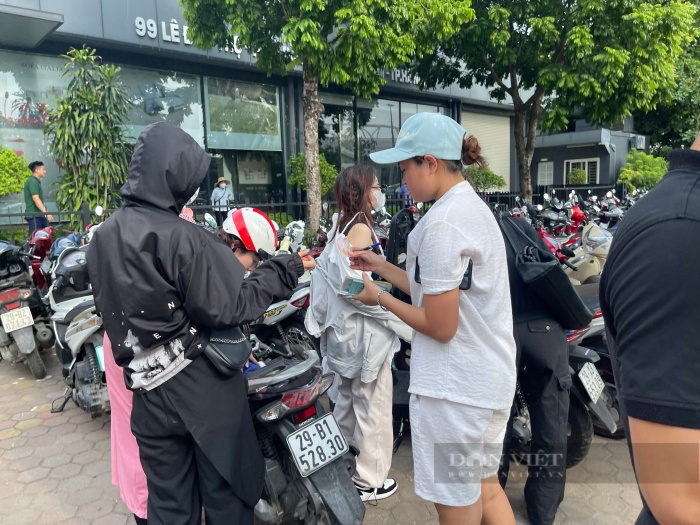 Trong khi đó, một số bãi gửi xe xa hơn khu vực sân Mỹ Đình có giá 30.000 đồng/lượt xe máy, ô tô 25.000 đồng/giờ. Ảnh: Dân Việt