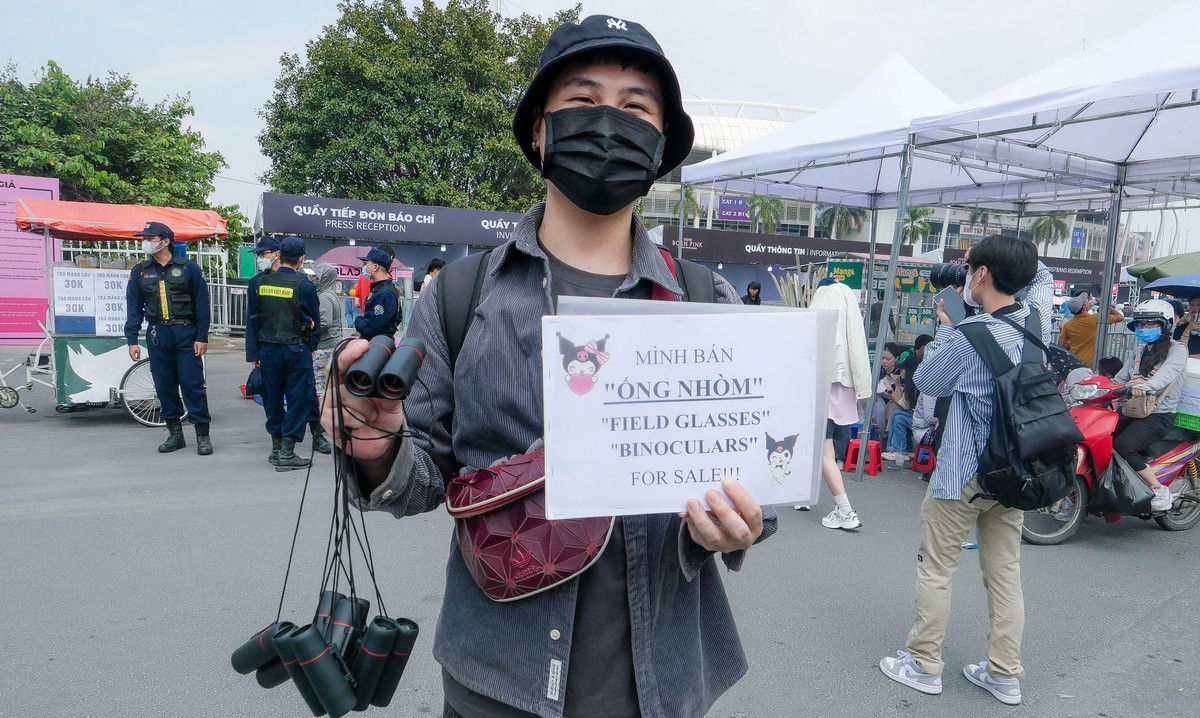 Ống nhóm phục vụ người hâm mộ mua vé ở vị trí xa sân khấu cũng được bán với giá từ 150.000 - 250.000 đồng, tùy loại. Ảnh: Dân trí