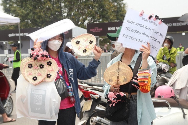 Các mặt hàng phụ kiện liên quan đến đêm nhạc, nhóm nhạc Blackpink cũng được bày bán rất nhiều. Ảnh: Facebook