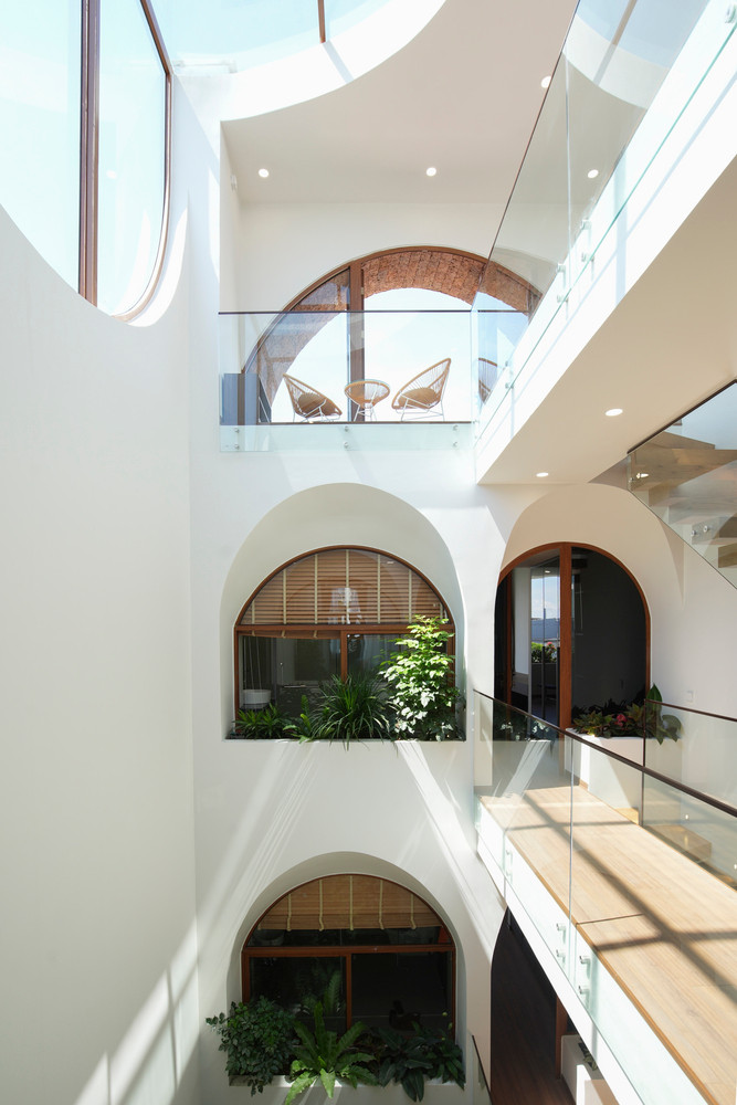 Tầng 2 và tầng 3 bố trí phòng ngủ lớn phía trước, phòng ngủ nhỏ bố trí phía sau. Hai không gian này được nối với nhau bằng một hành lang.