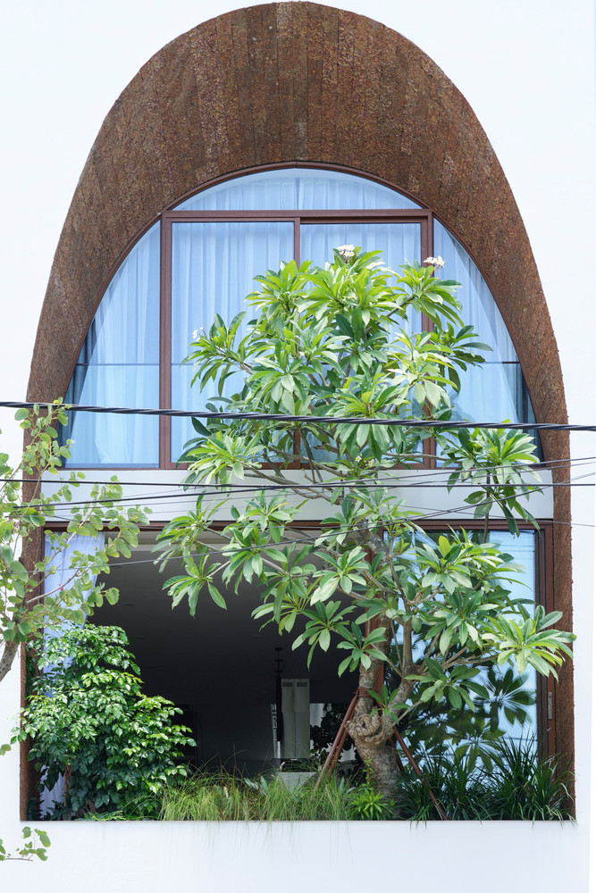 Để giải quyết vấn đề thiếu sáng và thông gió đặc trưng của nhà phố, kiến trúc sư chia ngôi nhà thành ba phần: Trước, sau và hy sinh một khoảng không gian lớn ở giữa để có thể lấy ánh sáng và gió vào nhà.