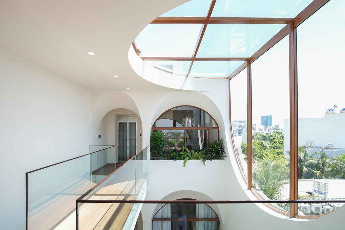 Ở giữa là giếng trời lớn xuyên suốt từ tầng 4 đến tầng trệt.