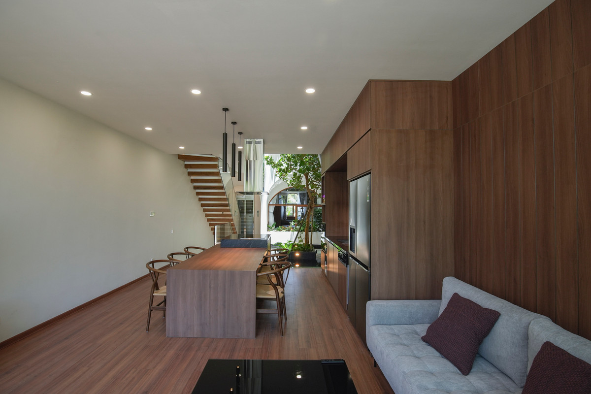 Tầng 1 gồm phòng sinh hoạt chung, bếp ăn phía trước và 1 phòng ngủ nhỏ phía sau.