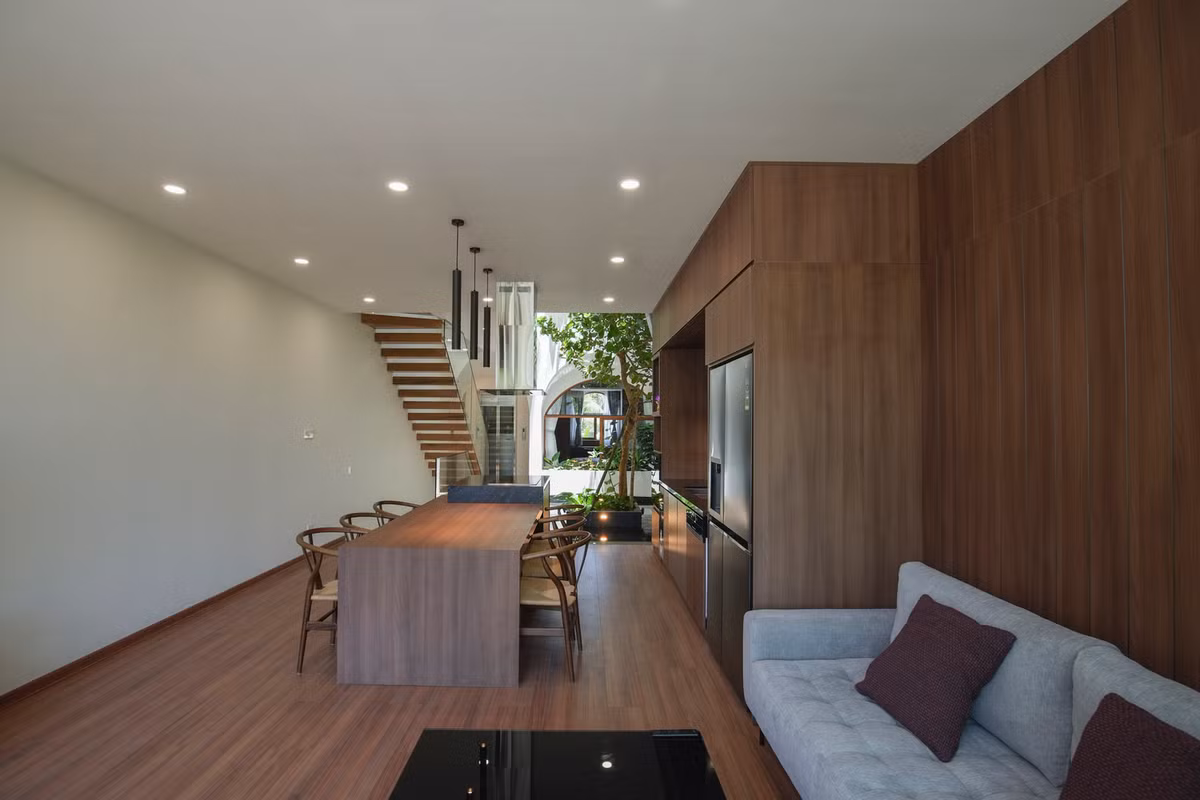 Tầng 1 gồm phòng sinh hoạt chung, bếp ăn phía trước và 1 phòng ngủ nhỏ phía sau.