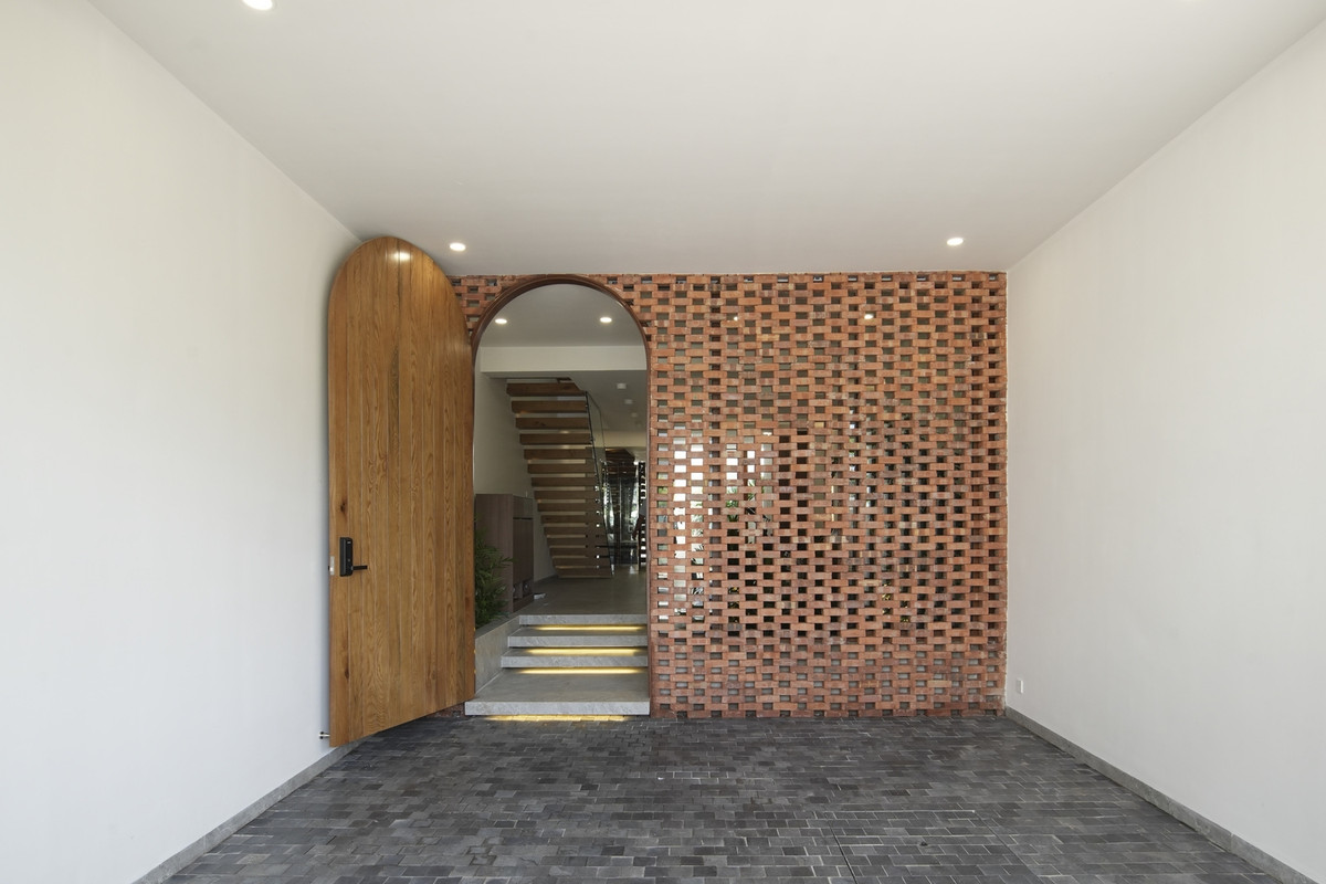 Tầng trệt, ngoài cùng là khu để xe. Không gian này được ngăn cách với không gian sống bằng một bức tường gạch vì nó chứa rất nhiều chất độc hại từ xe cộ.