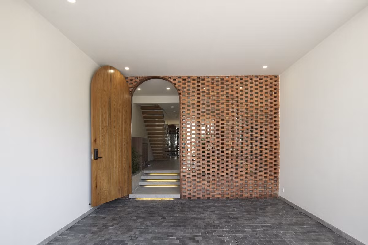 Tầng trệt, ngoài cùng là khu để xe. Không gian này được ngăn cách với không gian sống bằng một bức tường gạch vì nó chứa rất nhiều chất độc hại từ xe cộ.