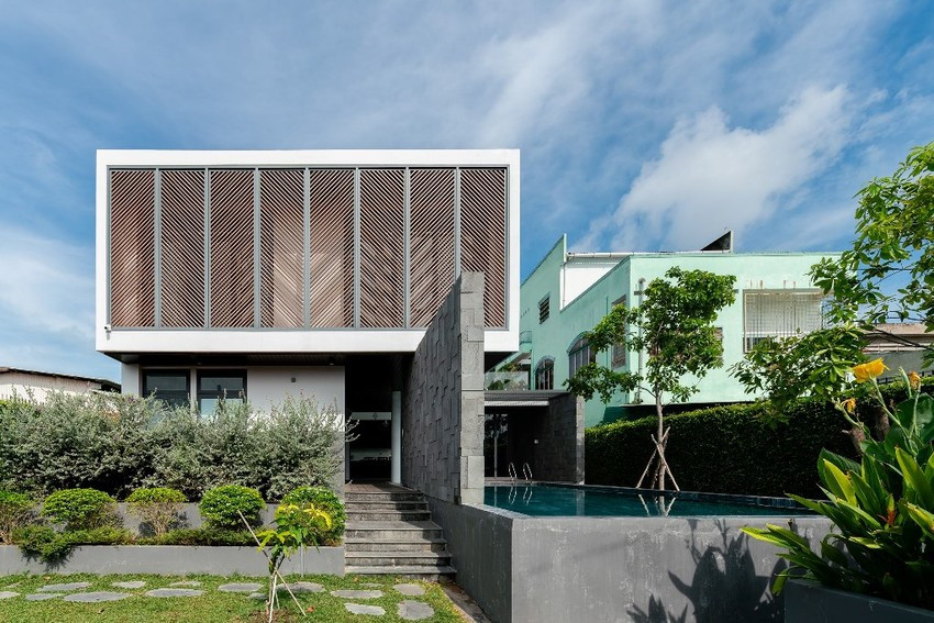 Để chắn nắng từ hướng Tây, căn biệt thự sử dụng hệ mái rộng.