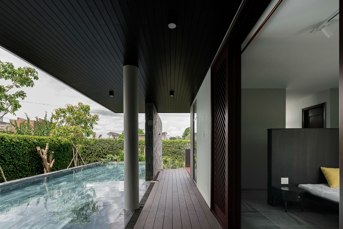 Về giải pháp không gian, việc di chuyển tầng trên ra phía sau nhằm giữ khoảng lùi và vai trò của một công trình kiến trúc trong bối cảnh đô thị hiện nay.