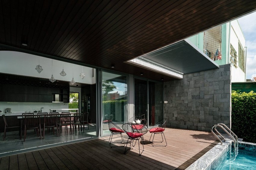 Khoảng không gian sinh hoạt chung của cả gia đình gần khu vực hồ bơi và khu bếp.