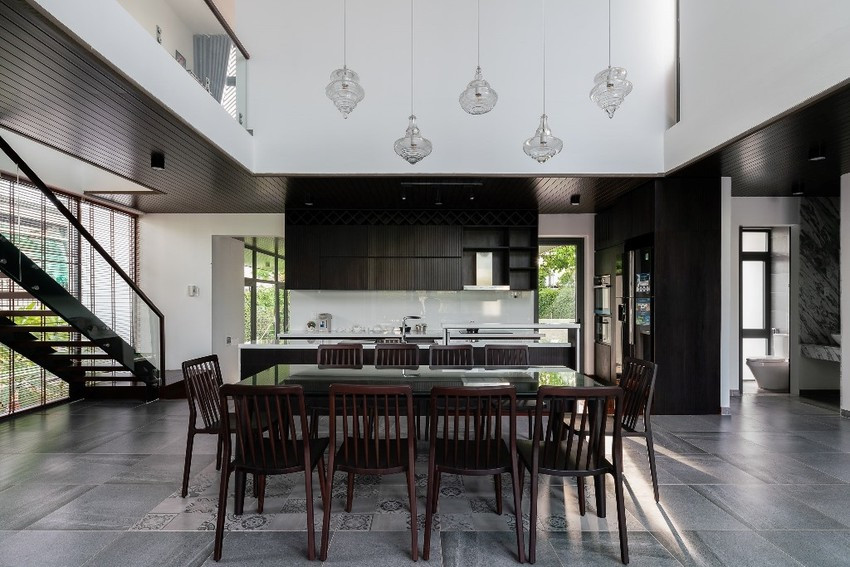 Khu vực bếp, bàn ăn thông thoáng.