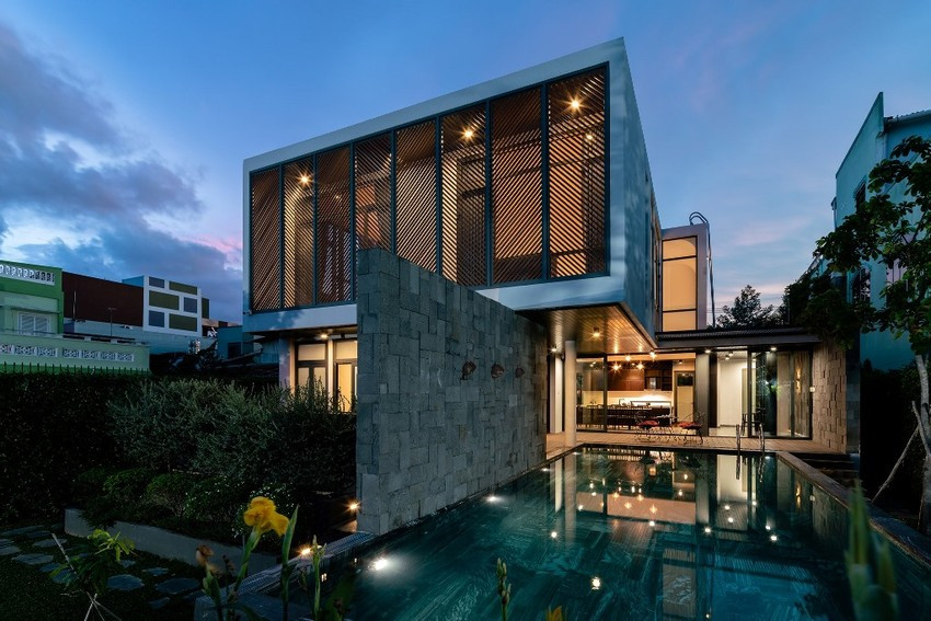 Nhìn từ xa, ngôi nhà như một resort giữa phố thị đông đúc. Nguồn ảnh: Quang Trần