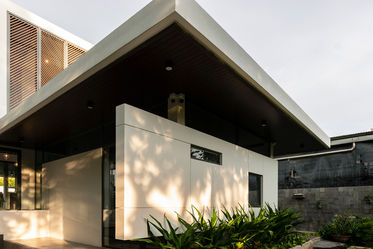 Diện tích không quá lớn nhưng gia chủ vẫn yêu cầu đảm bảo mật độ xây dựng, khoảng cách để tạo không gian yên tĩnh, riêng tư cho các thành viên trong gia đình.