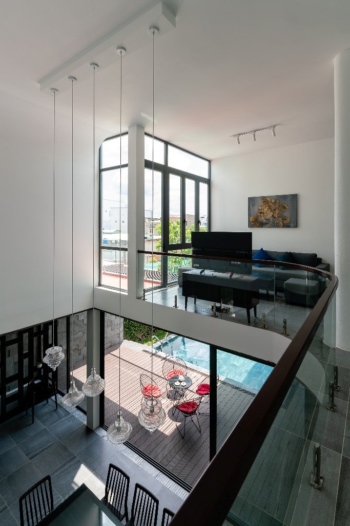 Cửa kính giữa tầng trệt và tầng 2 làm tăng sự tương tác giữa không gian bên trong và bên ngoài.