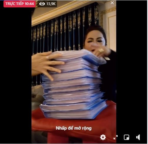 Tháng 7/2021, bà Phương Hằng livestream khoe những chồng sổ đỏ chất như "núi". Ảnh chụp màn hình