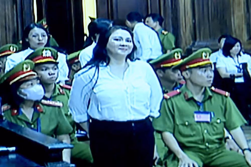 Tối 21/9, sau một ngày xét xử, HĐXX TAND TP HCM tuyên phạt Nguyễn Phương Hằng 3 năm tù giam về tội “Lợi dụng các quyền tự do dân chủ xâm phạm lợi ích của Nhà nước, quyền, lợi ích hợp pháp của tổ chức, cá nhân”. Ảnh: Tiền phong