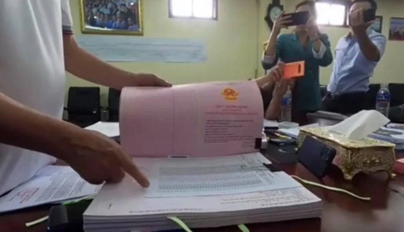 Không chỉ sở hữu bộ sưu tập kim cương đồ sộ, bà Phương Hằng từng nói rằng: "Tôi ở bao nhiêu căn nhà mặt tiền, sổ đỏ tôi cân kí". Ảnh chụp màn hình