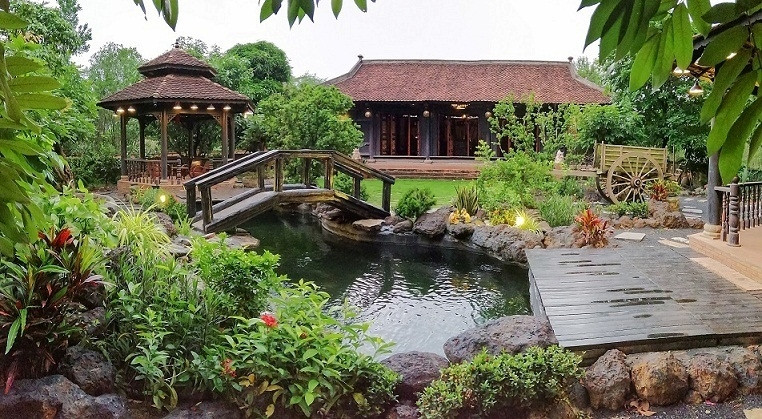 Nam danh hài trồng các loại cây cảnh và thiết kế hòn non bộ trong khuôn viên trước nhà tạo không gian thiên nhiên xanh mát. Ảnh: Vietnamnet