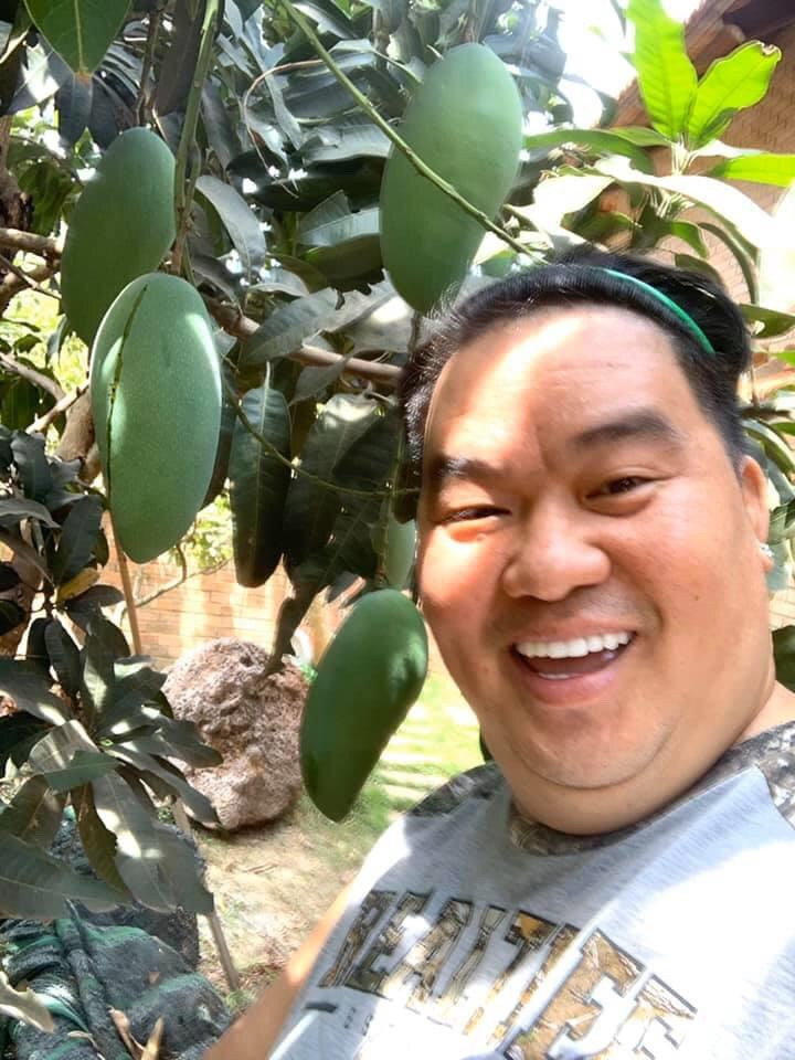 Hoàng Mập trồng rất nhiều cây ăn trái như mít, sầu riêng, xoài, đu đủ...Ảnh; Zing