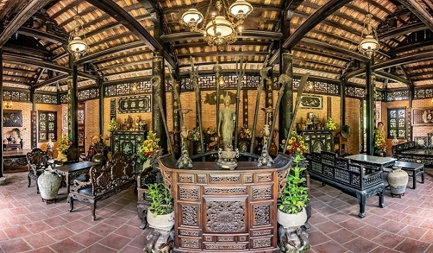 Sau đó, nam diễn viên thuê một đội thợ từ Nam Định vào lắp ráp ngôi nhà. Toàn bộ nhà được làm bằng gỗ lim, huỳnh đàn. Ảnh: Vietnamnet