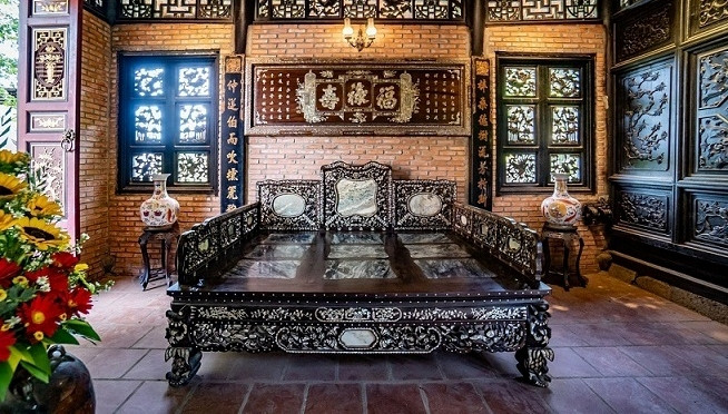 Xây theo không gian cổ xưa nên vác tường, nền nhà được xây bằng gạch, các cột và cửa là các loại gỗ quý như lim, huỳnh đàn. Ảnh: Vietnamnet