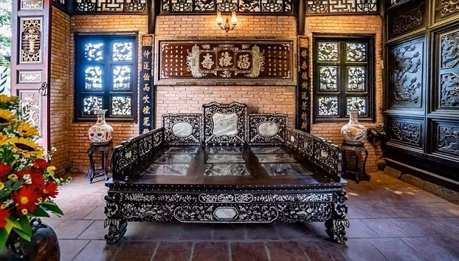 Xây theo không gian cổ xưa nên vác tường, nền nhà được xây bằng gạch, các cột và cửa là các loại gỗ quý như lim, huỳnh đàn. Ảnh: Vietnamnet