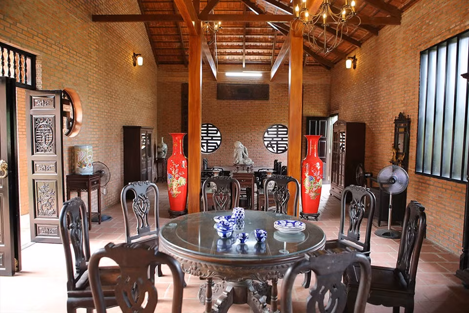 Các bộ bàn ghế được Hoàng Mập sưu tầm đến 5 năm mới có đủ cho các gian của biệt phủ. Ảnh: Lao động