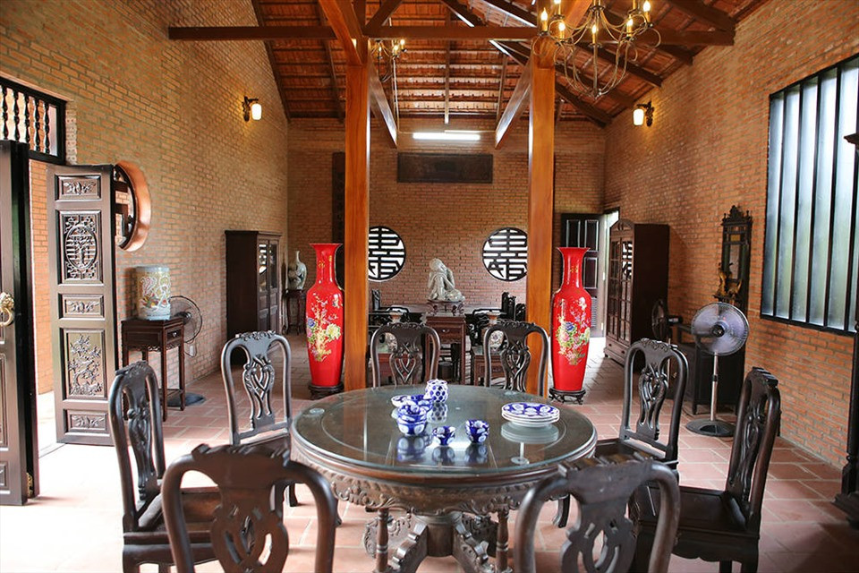 Các bộ bàn ghế được Hoàng Mập sưu tầm đến 5 năm mới có đủ cho các gian của biệt phủ. Ảnh: Lao động