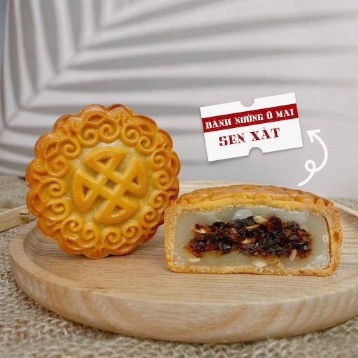 Khác với bánh trung thu truyền thống chỉ có vị ngọt hoặc mặn, vị chua của ô mai tạo nên sự khác biệt cho chiếc bánh trung thu ô mai. Ảnh: Honglam