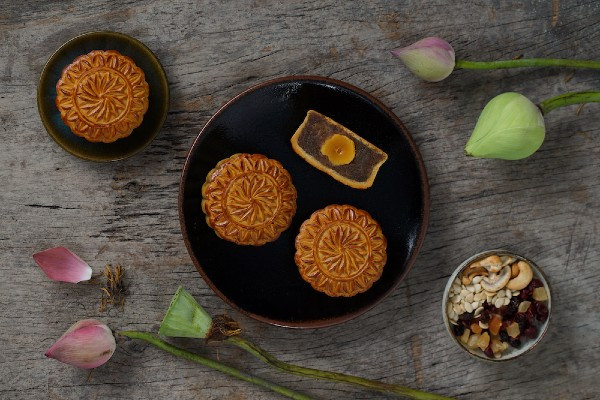 Phần nhân hải sản bao gồm các thành phần như hải sâm, tôm. Bánh kết hợp hương vị tươi ngon của biển cùng vị ngọt đặc trưng của xá xíu, vị mặn lòng đỏ trứng... Ảnh: Banhtrungthubrodard