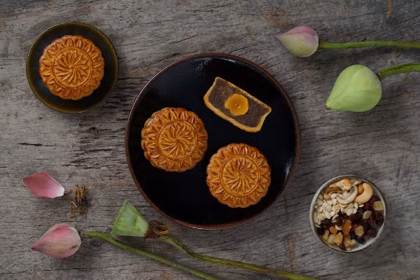 Phần nhân hải sản bao gồm các thành phần như hải sâm, tôm. Bánh kết hợp hương vị tươi ngon của biển cùng vị ngọt đặc trưng của xá xíu, vị mặn lòng đỏ trứng... Ảnh: Banhtrungthubrodard