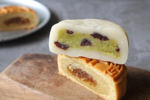 Bánh trung thu nhân ô mai gồm cả bánh nướng và bánh dẻo, kết hợp đa dạng các loại nhân như trà xanh, quất dẻo...Bánh có giá khoảng 75.000 đồng/chiếc 150g. Ảnh: Facebook