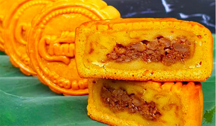 Xuất hiện trên thị trường khoảng 2 năm trở lại đây, bánh trung thu nhân xôi xéo gây thương nhớ cho nhiều tín đồ yêu ẩm thực Hà Nội. Ảnh: Bachhoaxanh