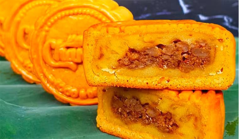 Xuất hiện trên thị trường khoảng 2 năm trở lại đây, bánh trung thu nhân xôi xéo gây thương nhớ cho nhiều tín đồ yêu ẩm thực Hà Nội. Ảnh: Bachhoaxanh