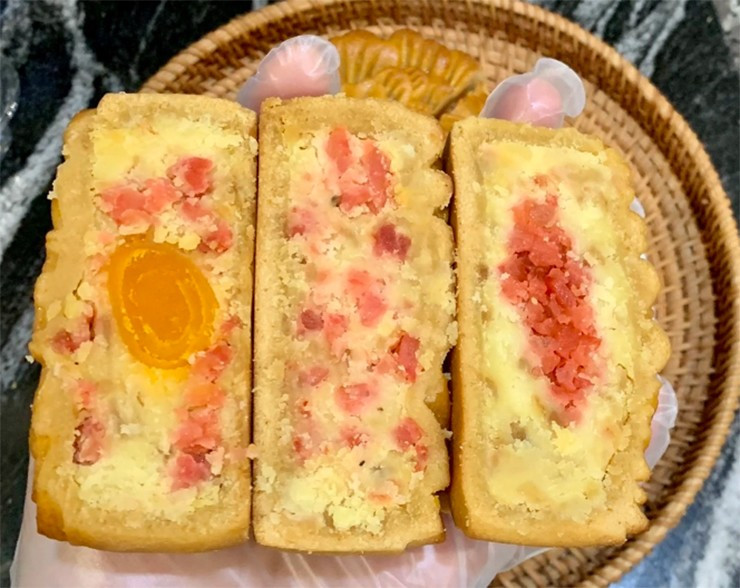 Nhìn bên ngoài, bánh trung thu nhân xôi xéo không có gì quá khác biệt so với bánh thông thường. Tuy nhiên, phần nhân bánh đầy đủ các nguyên liệu của bát xôi xéo với đậu xanh, thịt, ruốc, hành phi... Ảnh: Dân trí