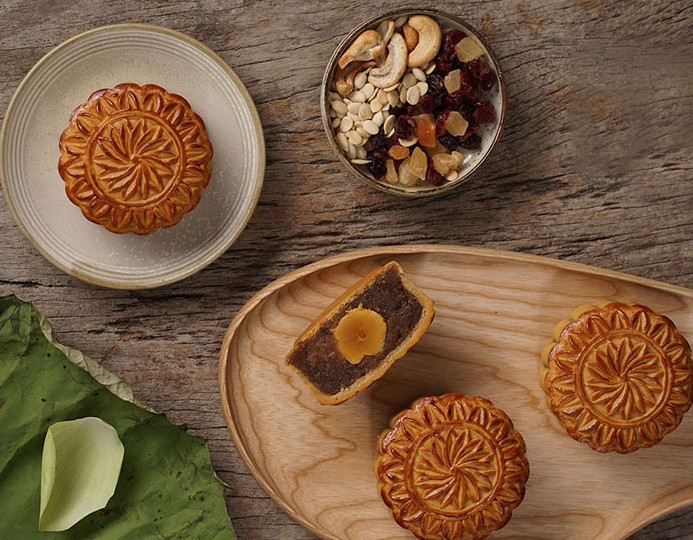 Ngay từ khi ra mắt, bánh trung thu nhân tomyum hải sản đã khiến nhiều thực khách tò mò. Về cơ bản, bánh mang hương vị như bánh nhân thập cẩm nhưng vị chua thanh, không ngọt gắt như bánh truyền thống. Ảnh: Banhtrungthubrodard