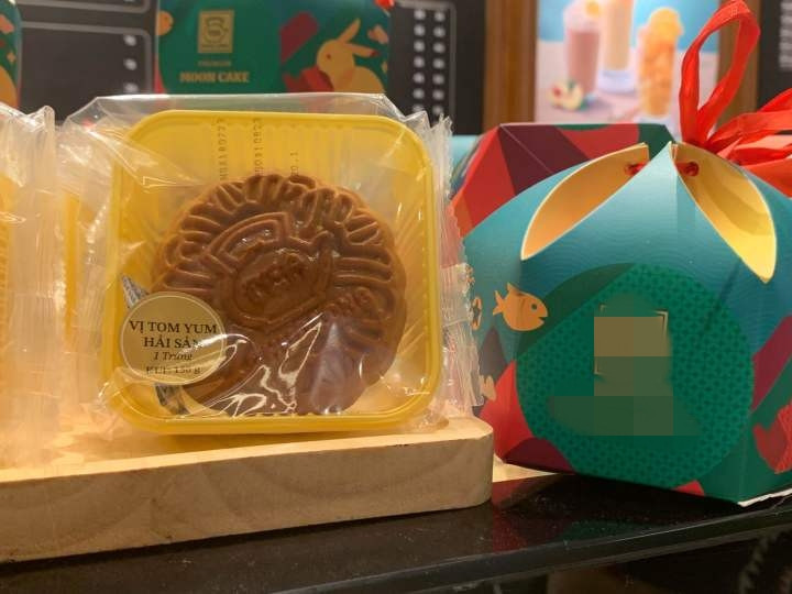 Dù có giá khá cao 169.000 đồng/chiếc nhưng bánh nướng tomyum hải sản vẫn được nhiều khách hàng tò mò mua về ăn thử trước Trung thu 2 - 3 tháng. Ảnh: Lazada
