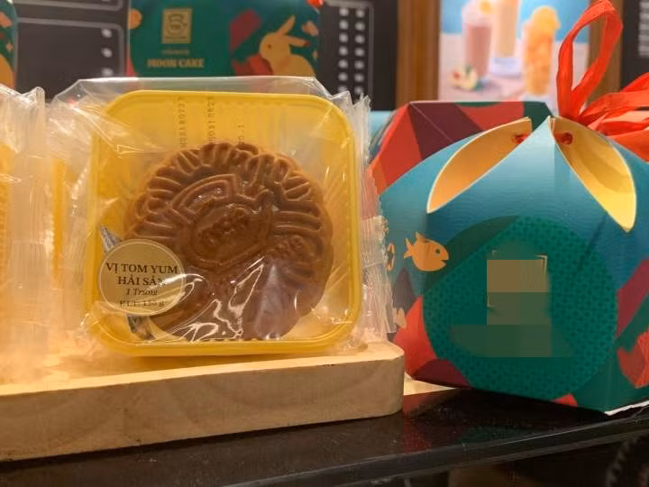 Dù có giá khá cao 169.000 đồng/chiếc nhưng bánh nướng tomyum hải sản vẫn được nhiều khách hàng tò mò mua về ăn thử trước Trung thu 2 - 3 tháng. Ảnh: Lazada